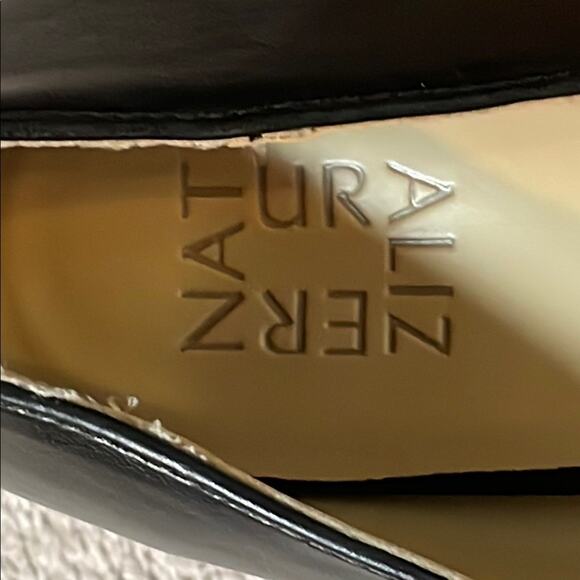 Naturalizer Elegant Black Leather Pumps. 8.5W - Picture 2 of 5